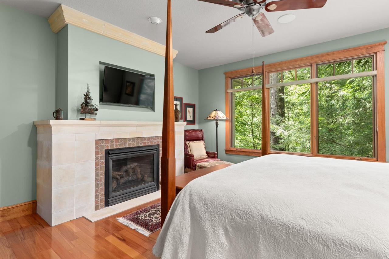 Falling Waters At Rumbling Bald Lake Lure Exterior photo